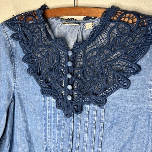 ANTHROPOLOGIE HOLDING HORSES Blue Lace Chambray Popover Blouse Size 2 - Picture 4 of 16